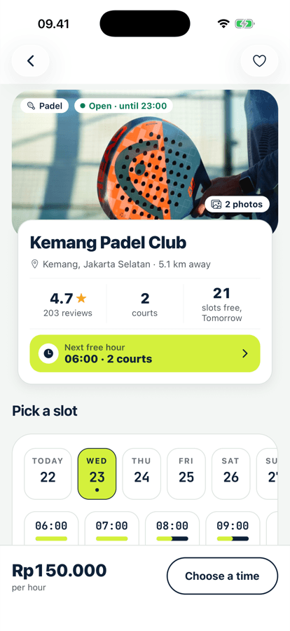 PadelClub venue page with day, hour and court picker